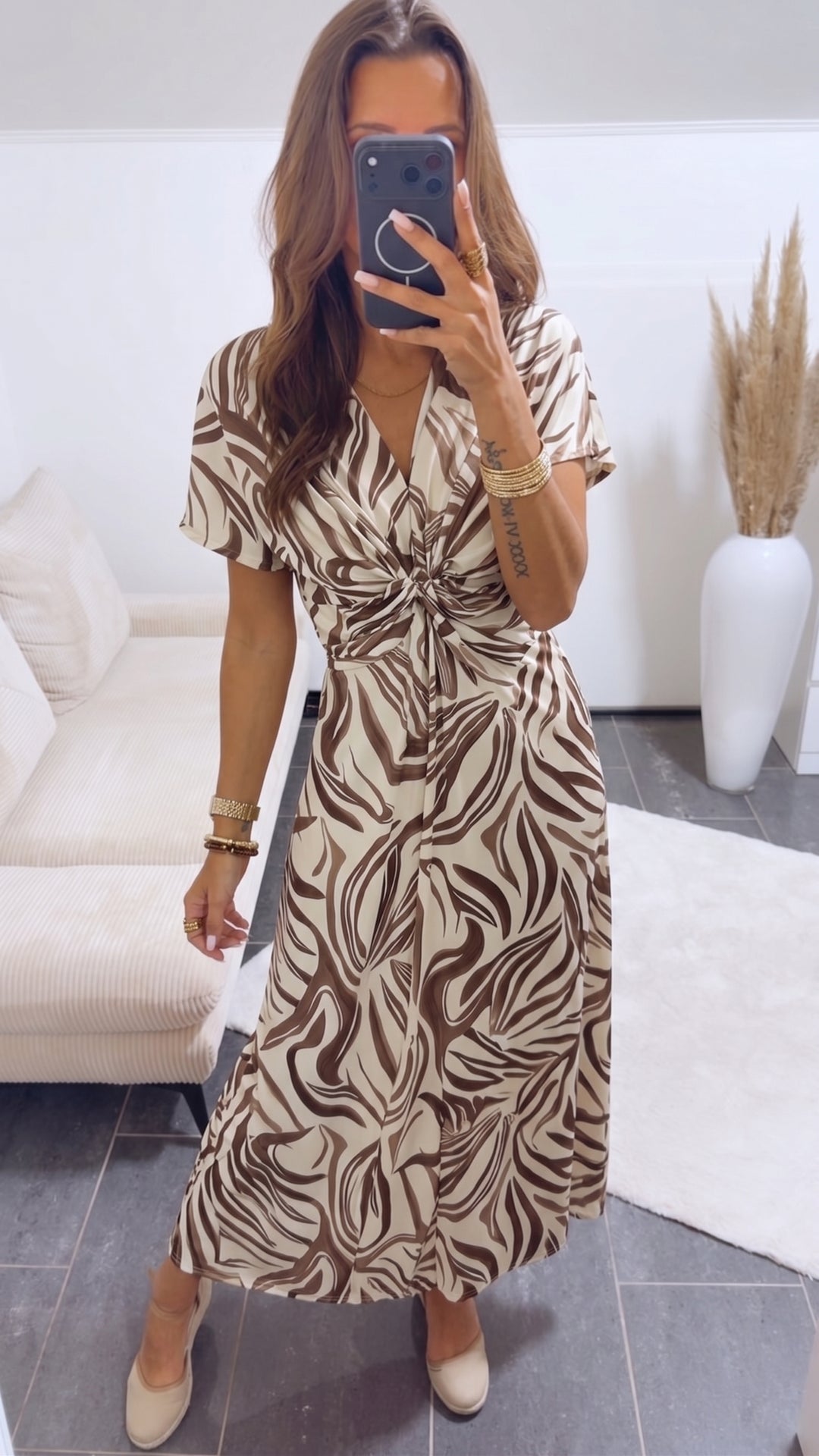 ABSTRAKT MAXI Kleid mit T-Shirt Ärmeln und raffiniertem Brustbereich / creme - taupe Art.15040
