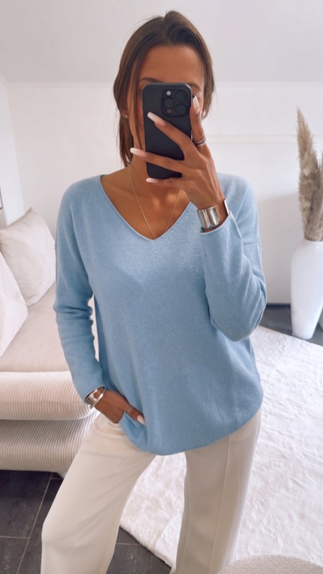 Leichter, super weicher Pullover, V-Ausschnitt / hell blau Art. 16104