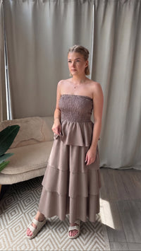 Maxi Volant Kleid, Smok Bandeau Oberteil / taupe Art. 16050