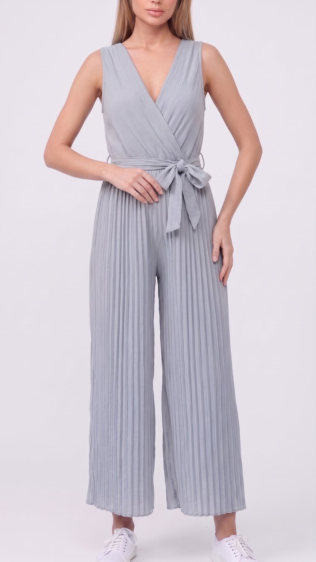 Sommer Plissee Jumpsuit mit Bindegürtel / hell grau Art. 16034
