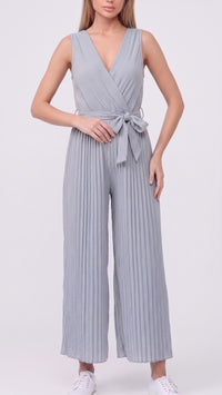 Sommer Plissee Jumpsuit mit Bindegürtel / hell grau Art. 16034