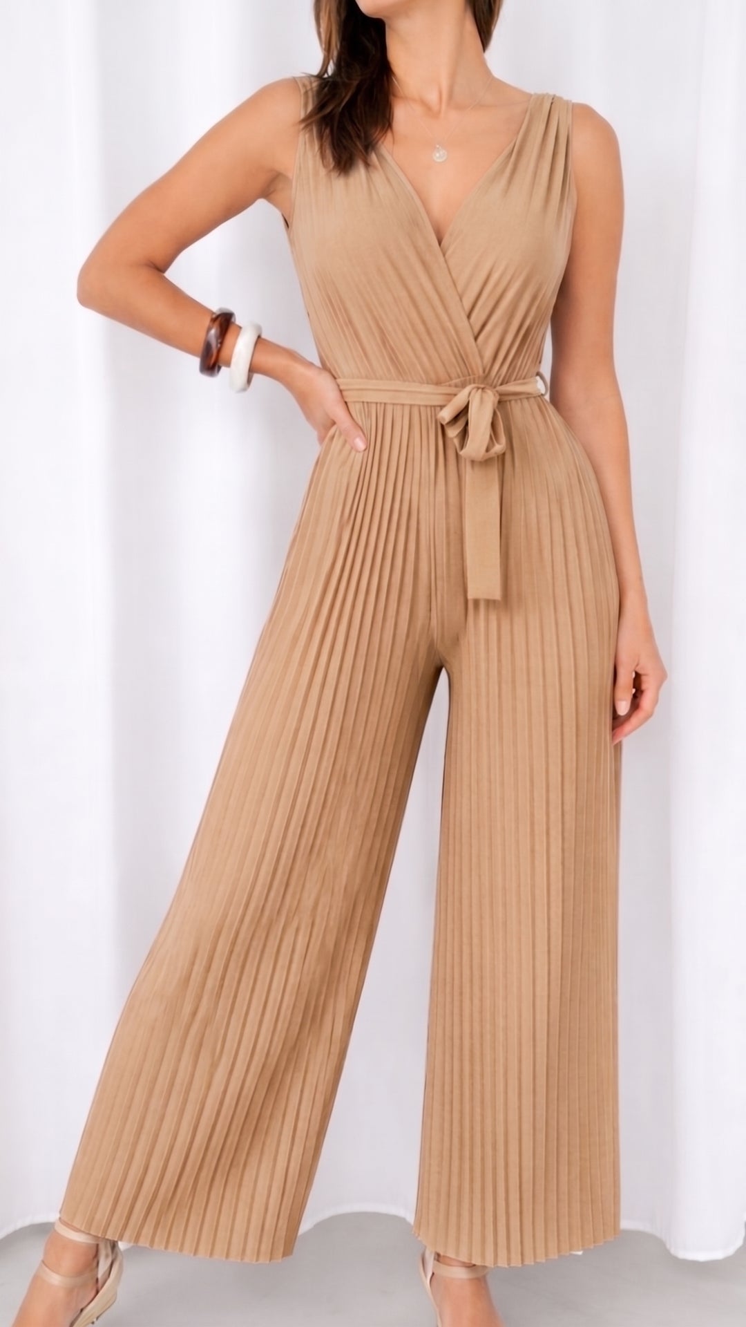 langer Plissee Jumpsuit, schöner Ausschnitt / dunkel beige  Art. 14461