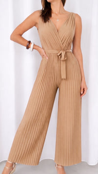 langer Plissee Jumpsuit, schöner Ausschnitt / dunkel beige  Art. 14461