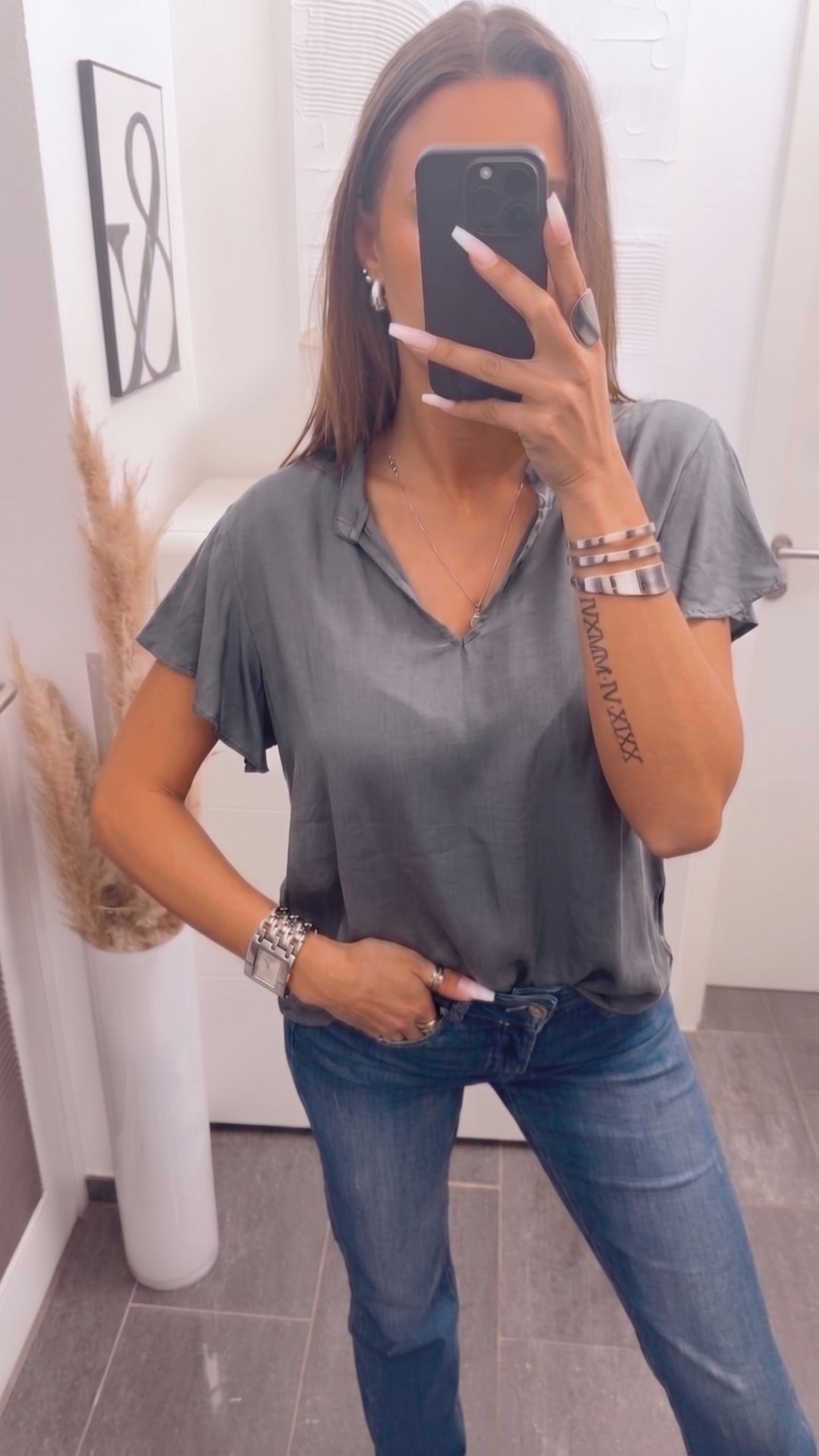 T-Shirt mit Volant Ausschnitt / grau Art. 14250