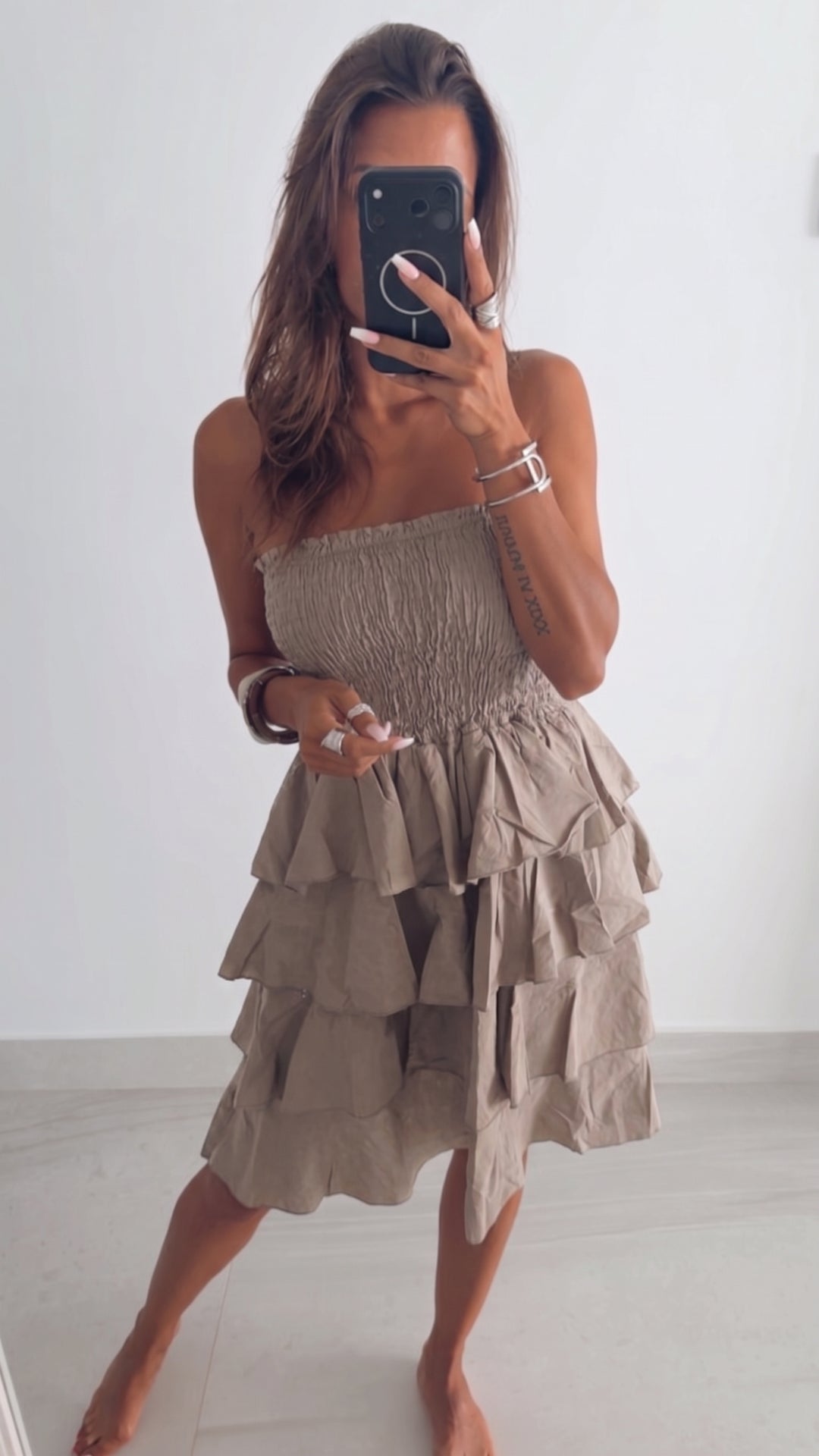 Kurzes Volant Kleid, Smok Bandeau Oberteil / beige light taupe Art. 16068