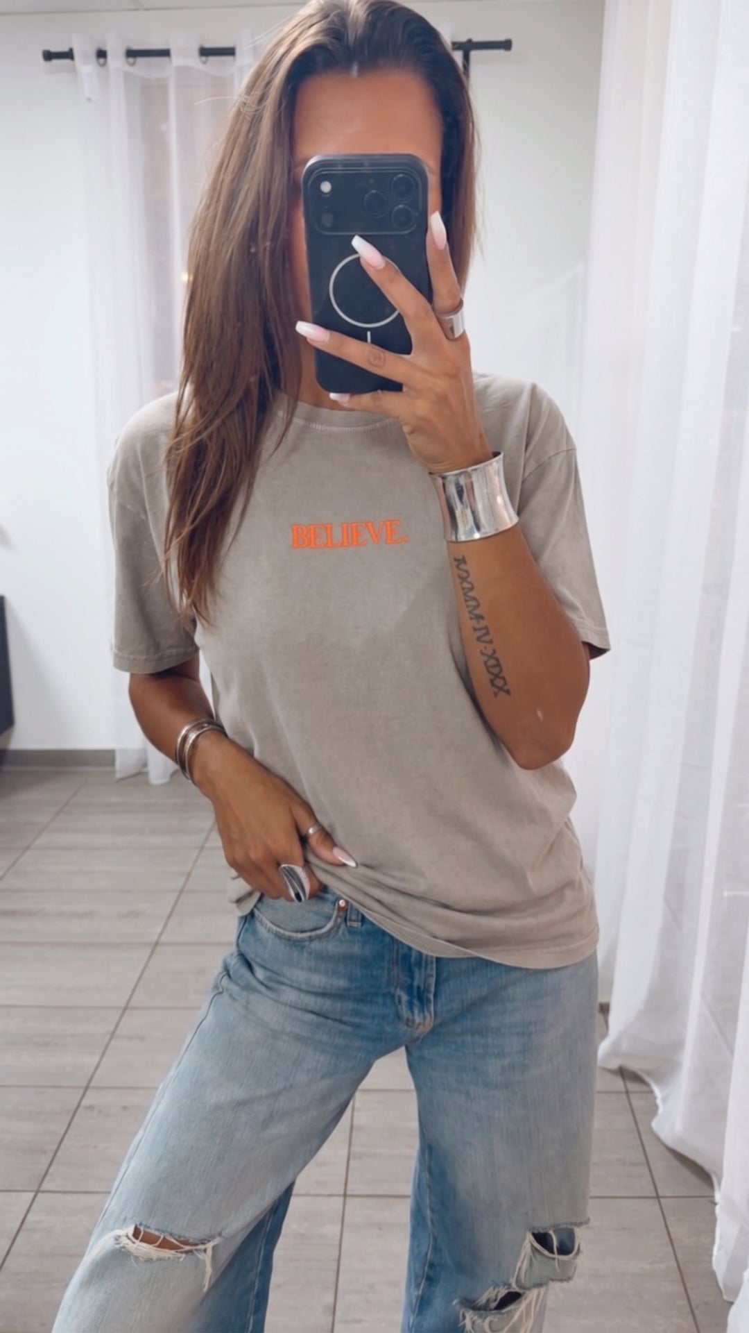 T-shirt " Believe. " / dunkel beige grau - neon orange Art. 15388