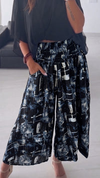 SMOK BUND Midi Palazzo Hose mit abstrakten Print / blau - schwarz - weiss Art. 15904