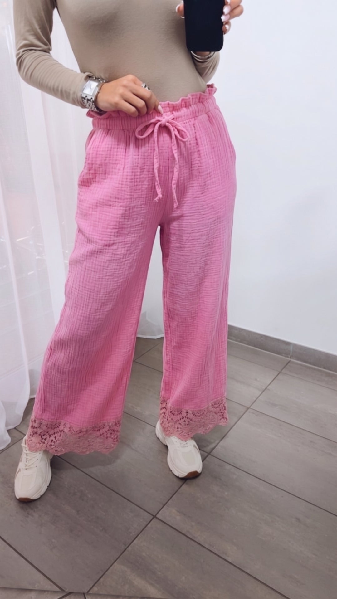 lange Musselin Hose mit Häkel Applikationen / soft pink Art. 15848