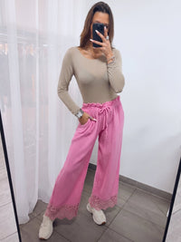 lange Musselin Hose mit Häkel Applikationen / soft pink Art. 15848