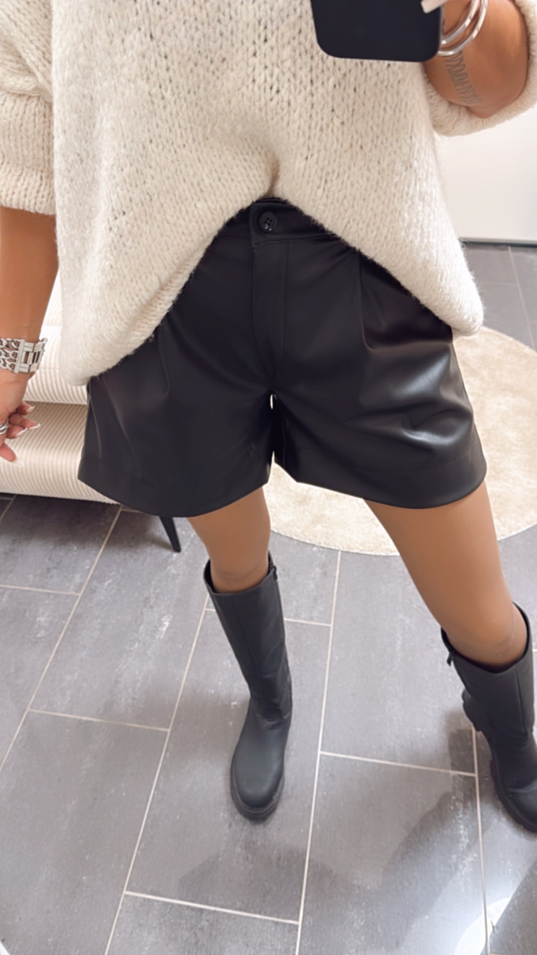 Shorts im Leder Look mit Reißverschluss / schwarz 89812/ Art. 8108