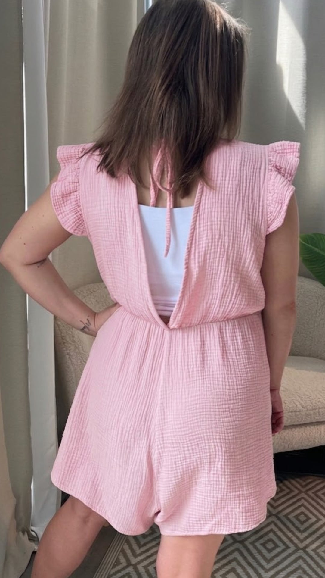 kurzer Musselin Jumpsuit mit Rückenausschnitt / soft pink Art. 15262