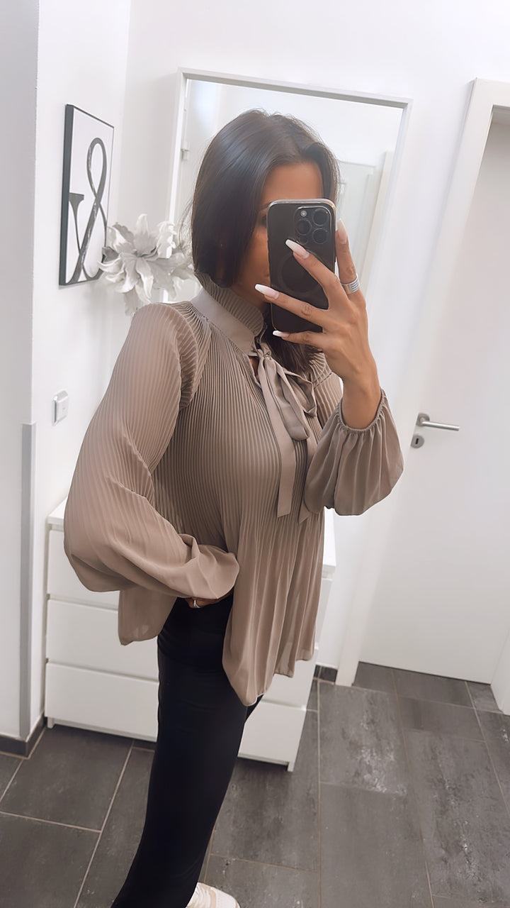 dünne Plissee Bluse mit Stehkragen / schlamm - taupe Art. 4987