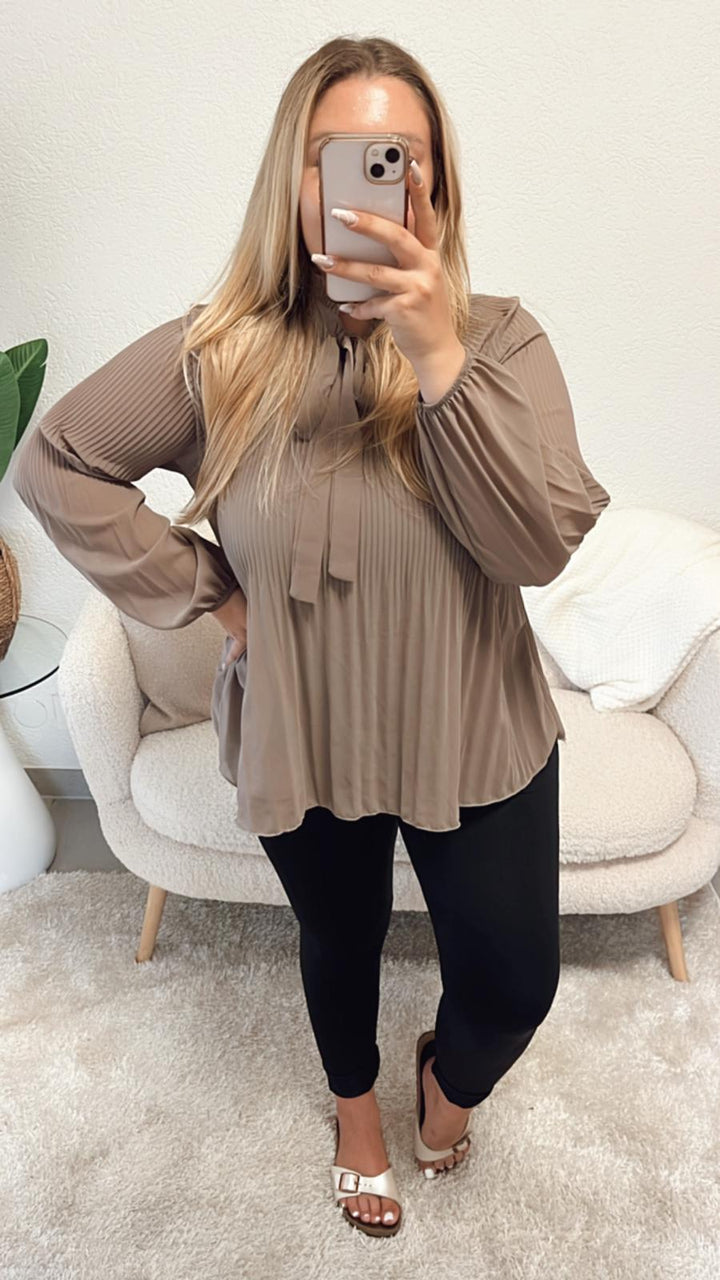 dünne Plissee Bluse mit Stehkragen / schlamm - taupe Art. 4987