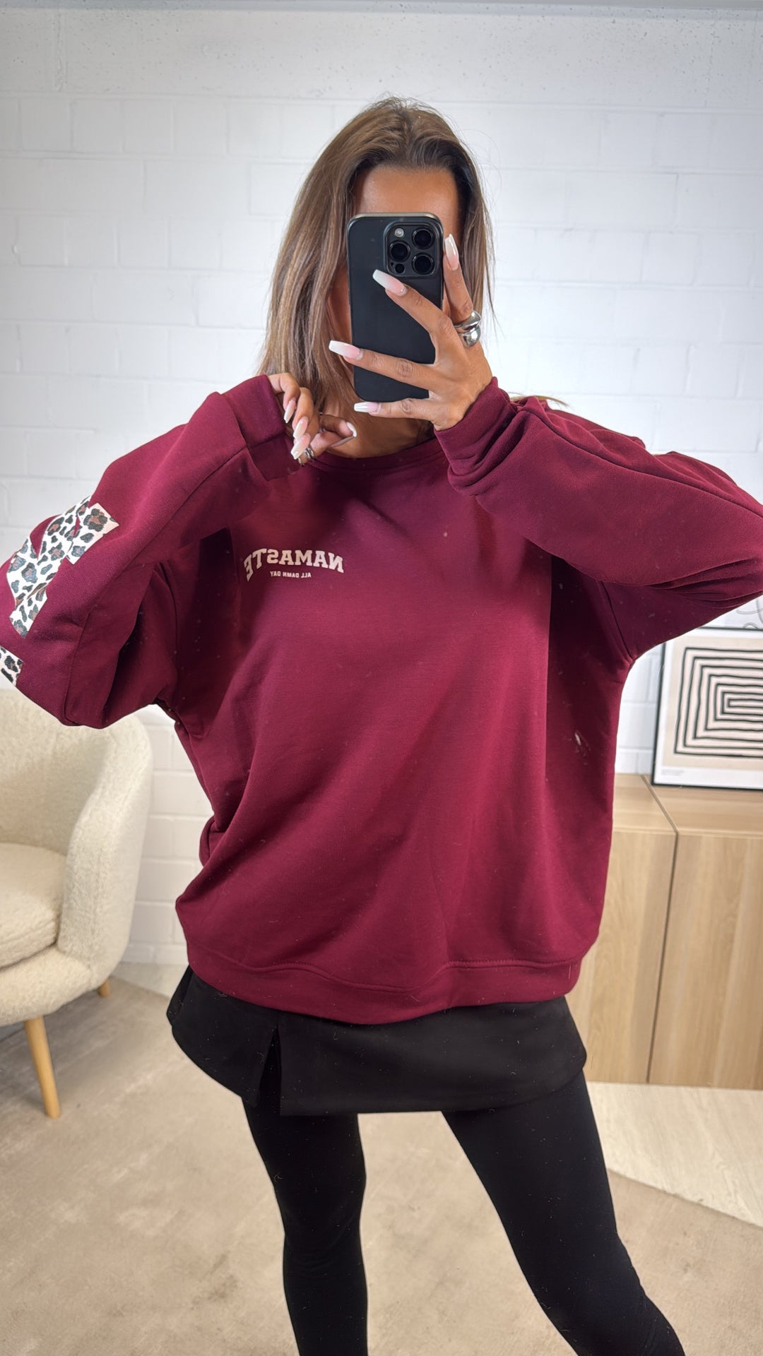 Pullover " Namaste " mit LEO Schriftzug / bordeaux rot Art. 12496