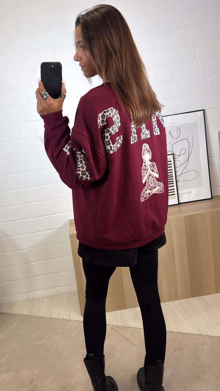 Pullover " Namaste " mit LEO Schriftzug / bordeaux rot Art. 12496