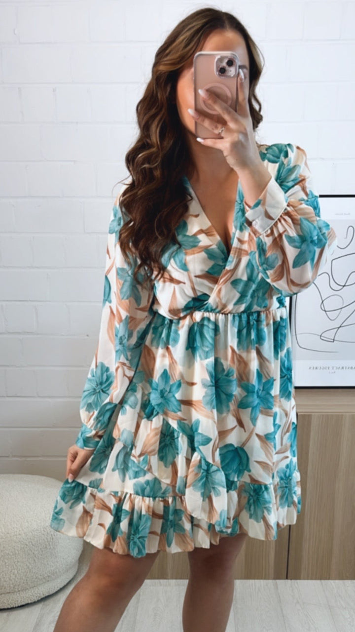 Chiffon Kleid in Wickeloptik mit großen Blumen / creme - beige - türkis Art. 9609