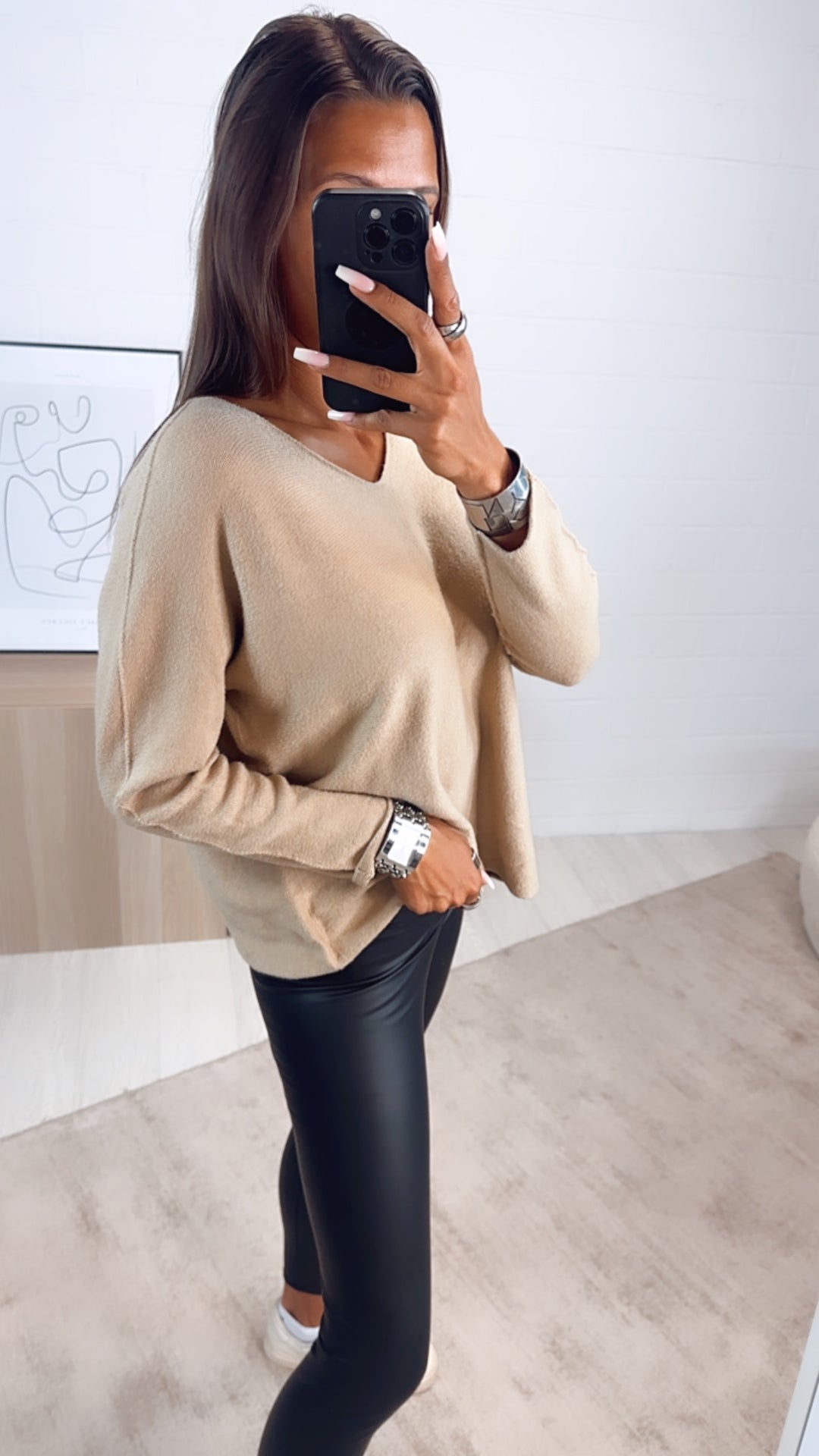 Leichter, super weicher Pullover, V-Ausschnitt / beige  Art. 7160