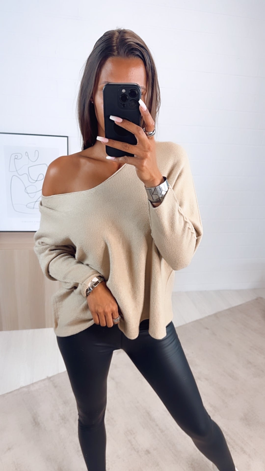 Leichter, super weicher Pullover, V-Ausschnitt / beige  Art. 7160
