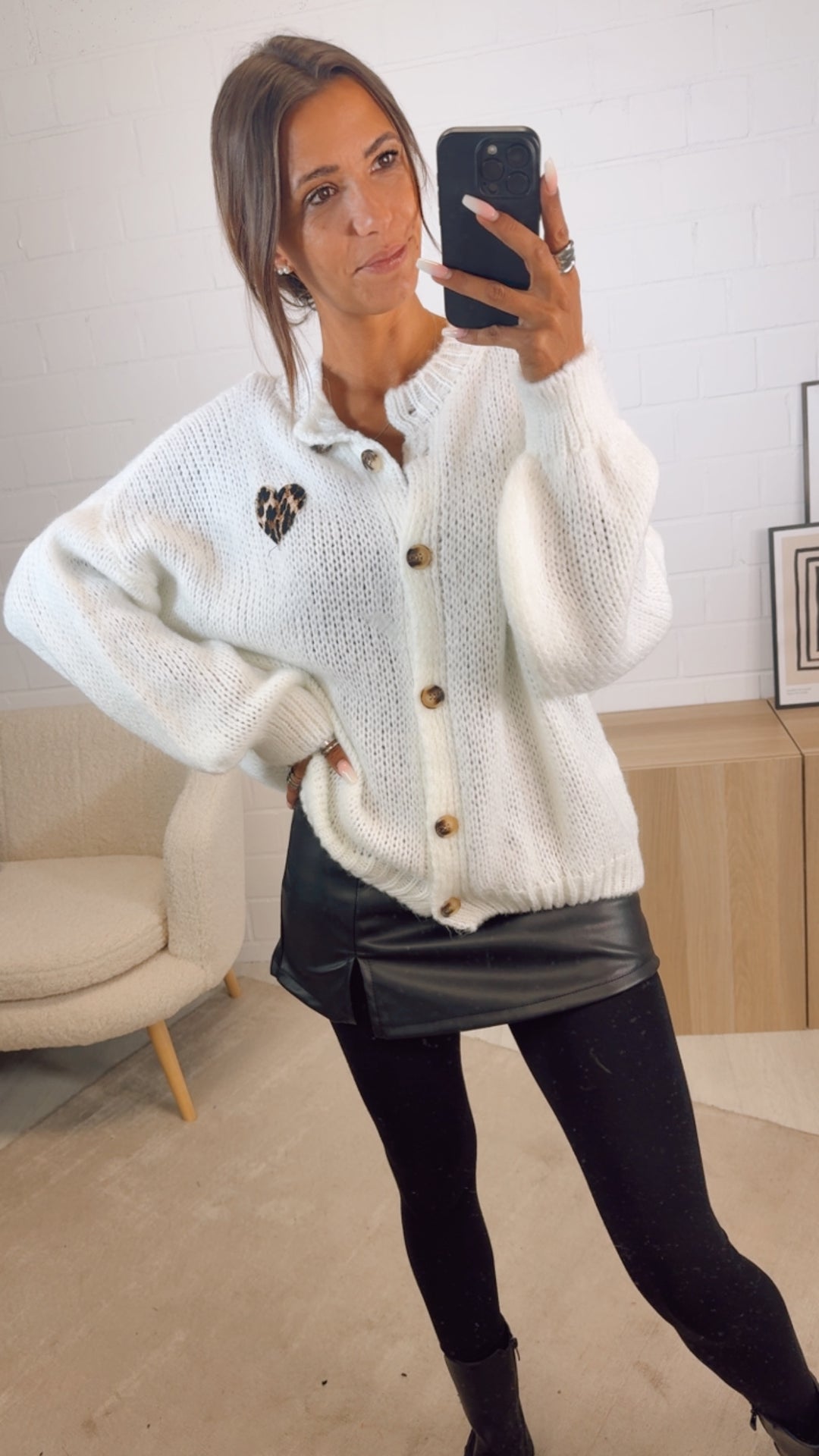 Strick Cardigan mit Leo Herz / weiss Art. 12527