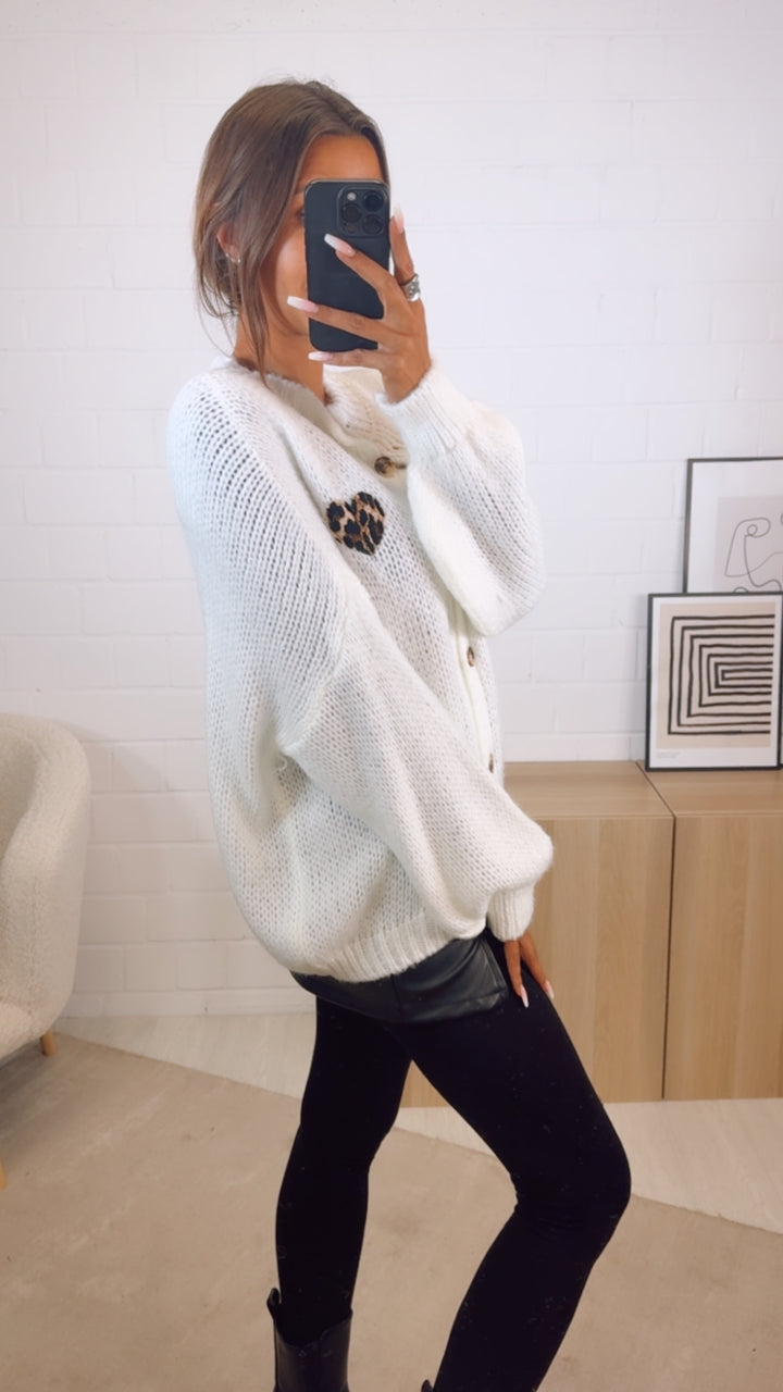 Strick Cardigan mit Leo Herz / weiss Art. 12527
