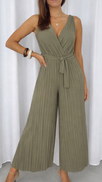 langer Plissee Jumpsuit, schöner Ausschnitt / Khaki  Art. 14348