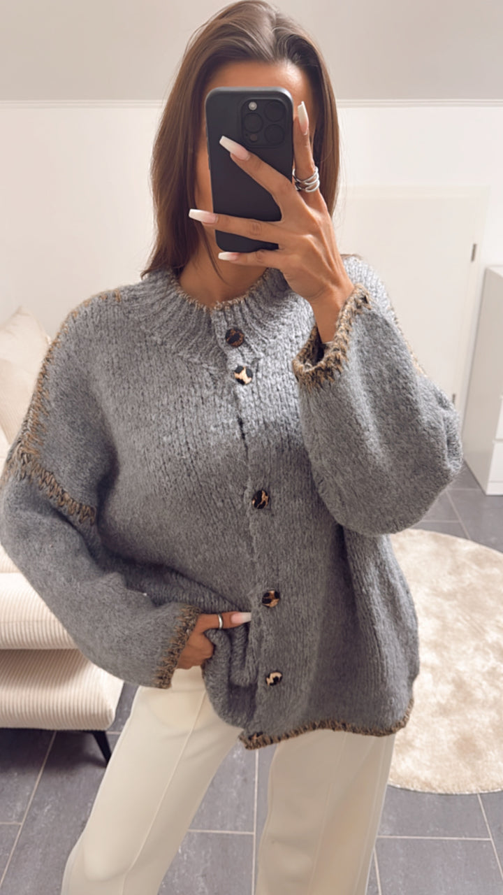Strick Cardigan mit Leo Knöpfen /  grau Art. 8301