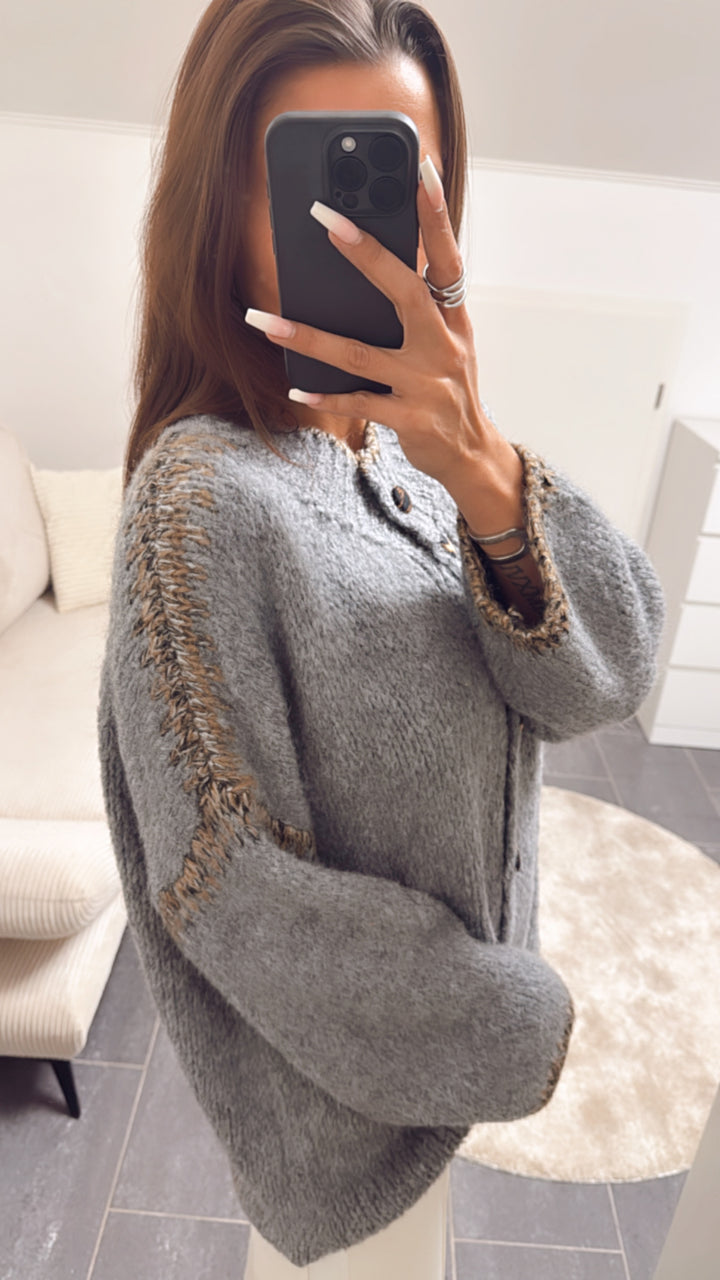 Strick Cardigan mit Leo Knöpfen /  grau Art. 8301