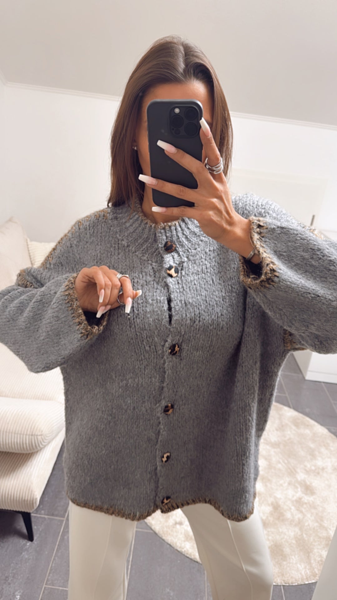 Strick Cardigan mit Leo Knöpfen /  grau Art. 8301