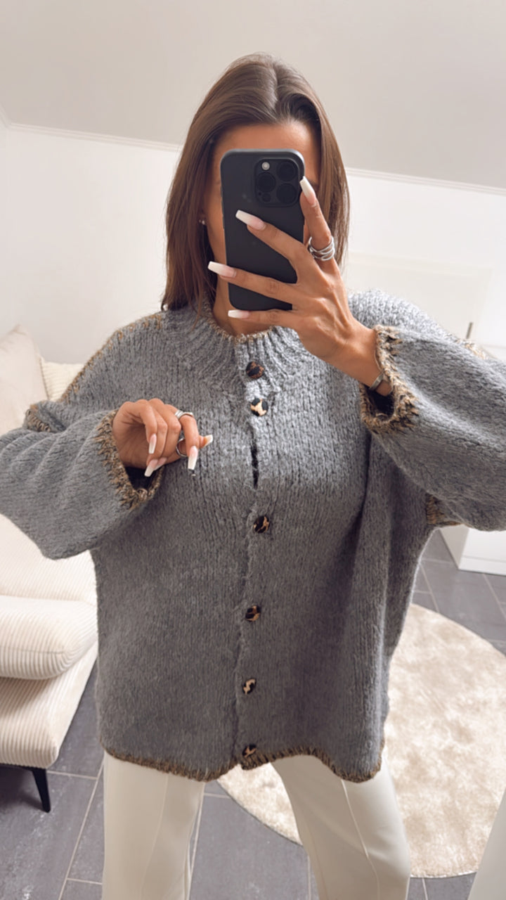 Strick Cardigan mit Leo Knöpfen /  grau Art. 8301