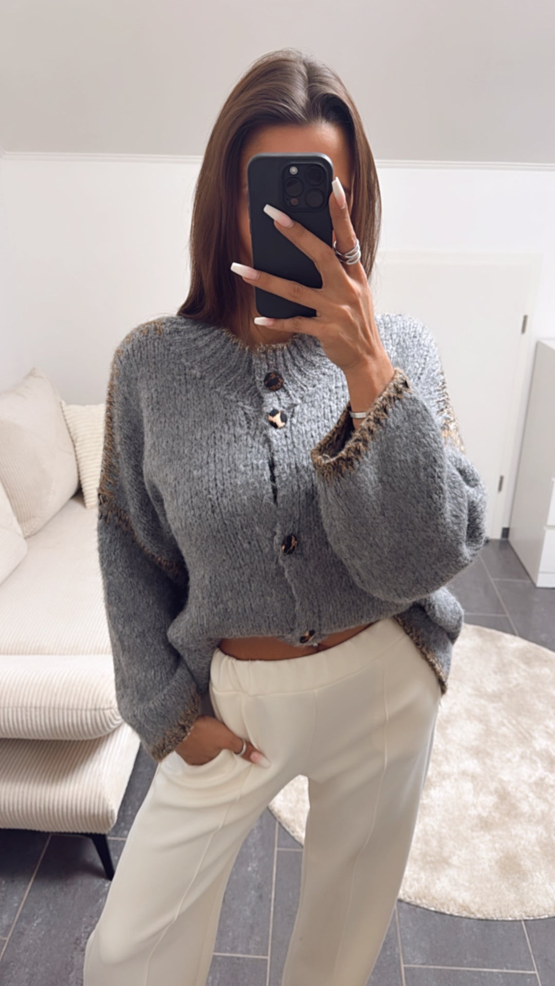 Strick Cardigan mit Leo Knöpfen /  grau Art. 8301
