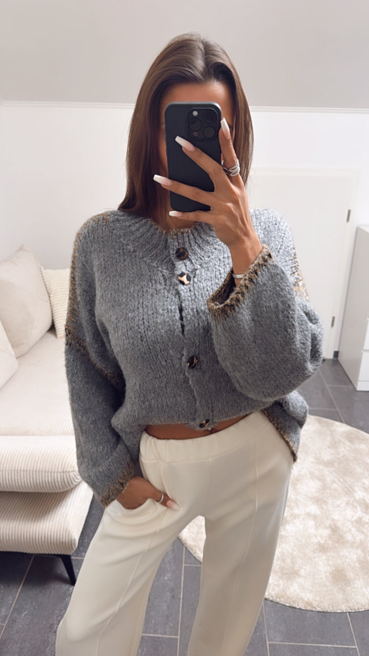 Strick Cardigan mit Leo Knöpfen /  grau Art. 8301