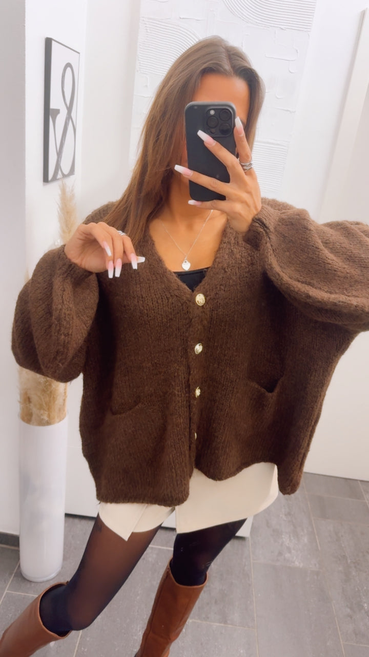 V-AUSSCHNITT Kuschel Cardigan mit goldenen Knöpfen und Taschen / braun Art. 12817