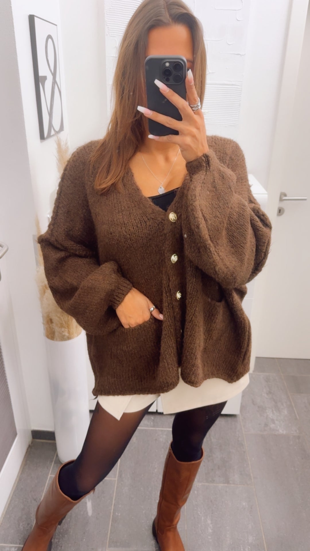 V-AUSSCHNITT Kuschel Cardigan mit goldenen Knöpfen und Taschen / braun Art. 12817