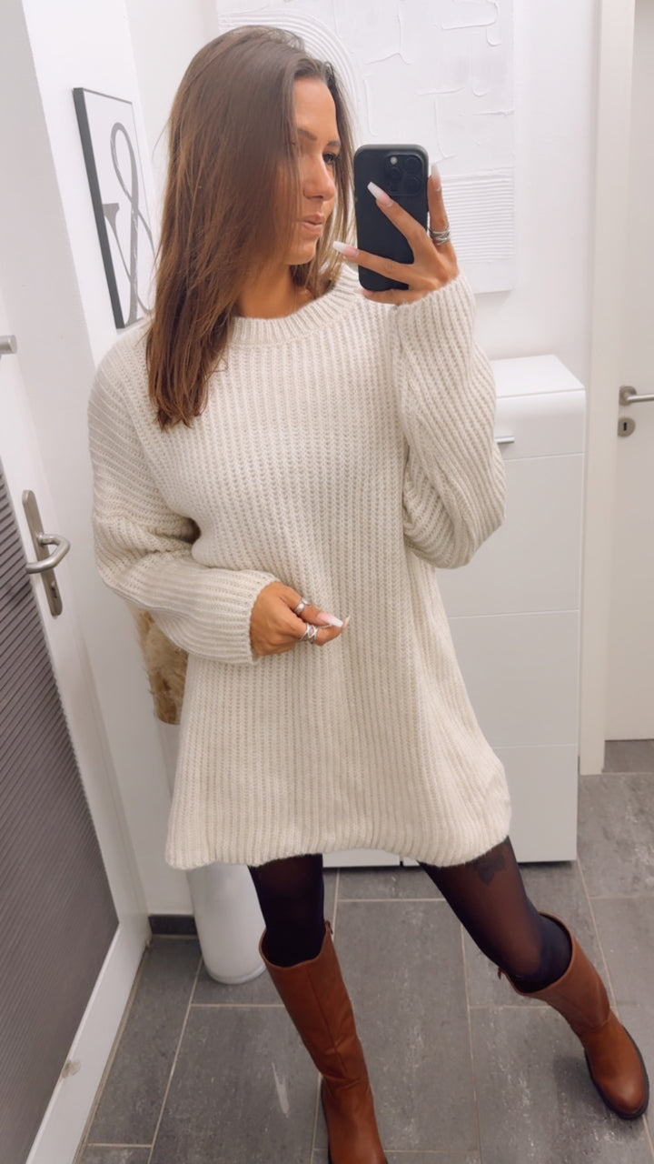 gradliniges Strick Kleid / Long Pullover mit weitem Arm, Rundausschnitt / creme beige Art. 12801