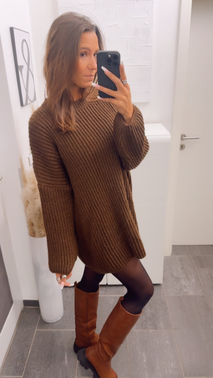 gradliniges Strick Kleid / Long Pullover mit weitem Arm, Rundausschnitt / Schoko braun Art. 12803