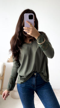 Oberteil mit spitzenbesetzten Ärmeln, V-Ausschnitt / khaki Art. 12908