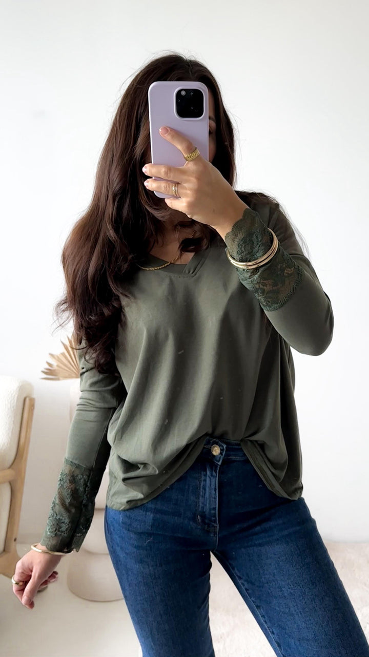 Oberteil mit spitzenbesetzten Ärmeln, V-Ausschnitt / khaki Art. 12908