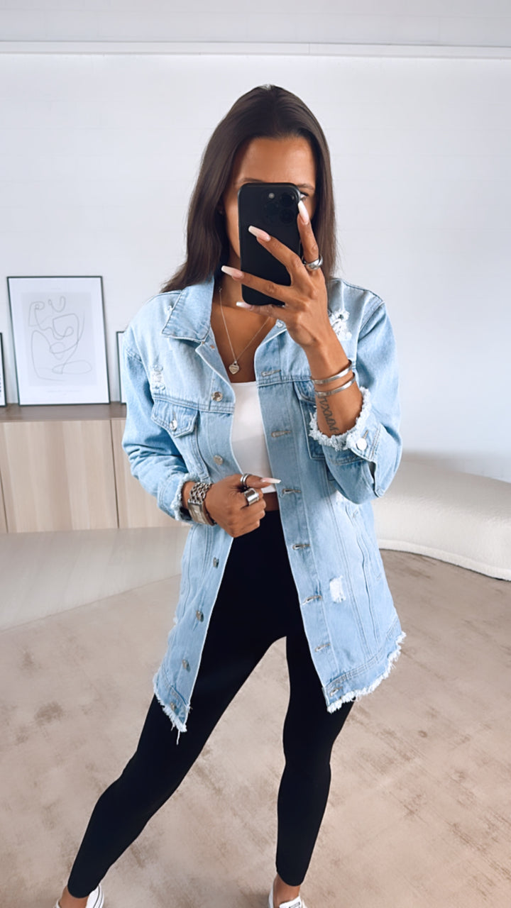 Lange Jeansjacke mit used Elementen / hell Art. 5812
