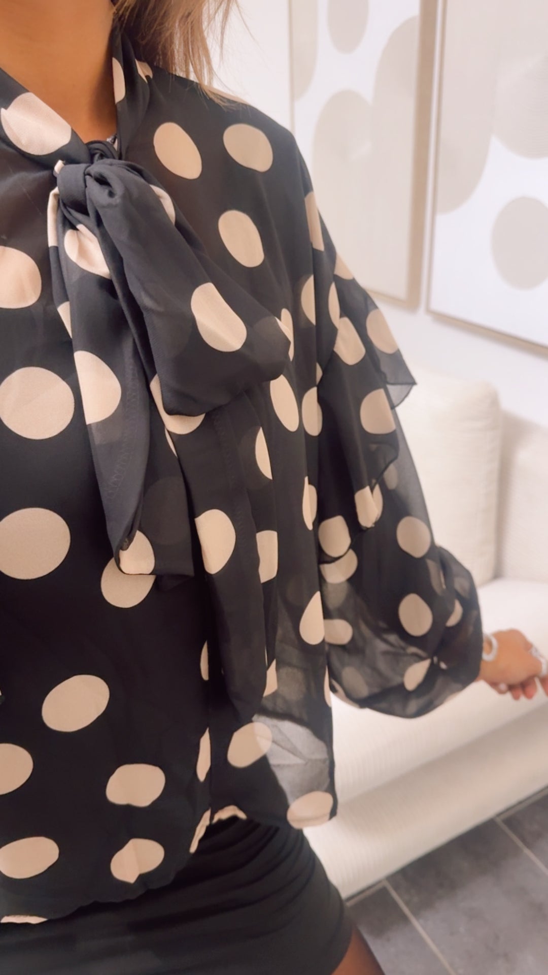 PUNKTE Transparente Bluse mit Schleife / schwarz - creme Art. 12968