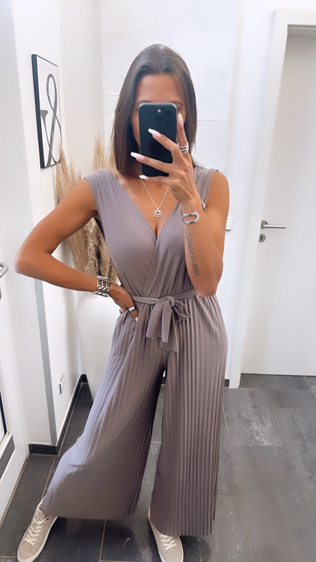 langer Plissee Jumpsuit, schöner Ausschnitt / taupe Art. 6229