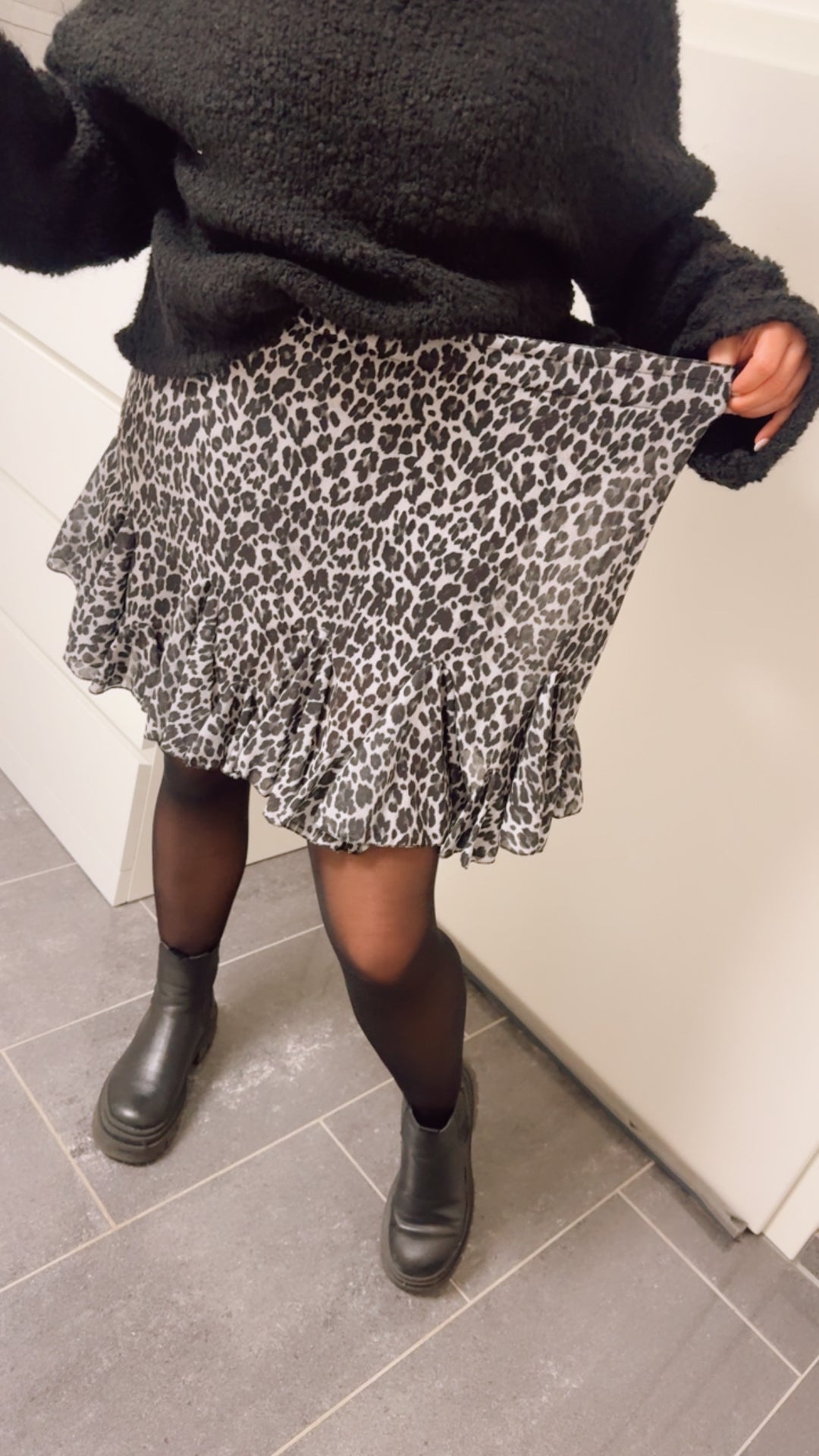 LEO leichter Rock mit Volant / grau - schwarz Art. 8051