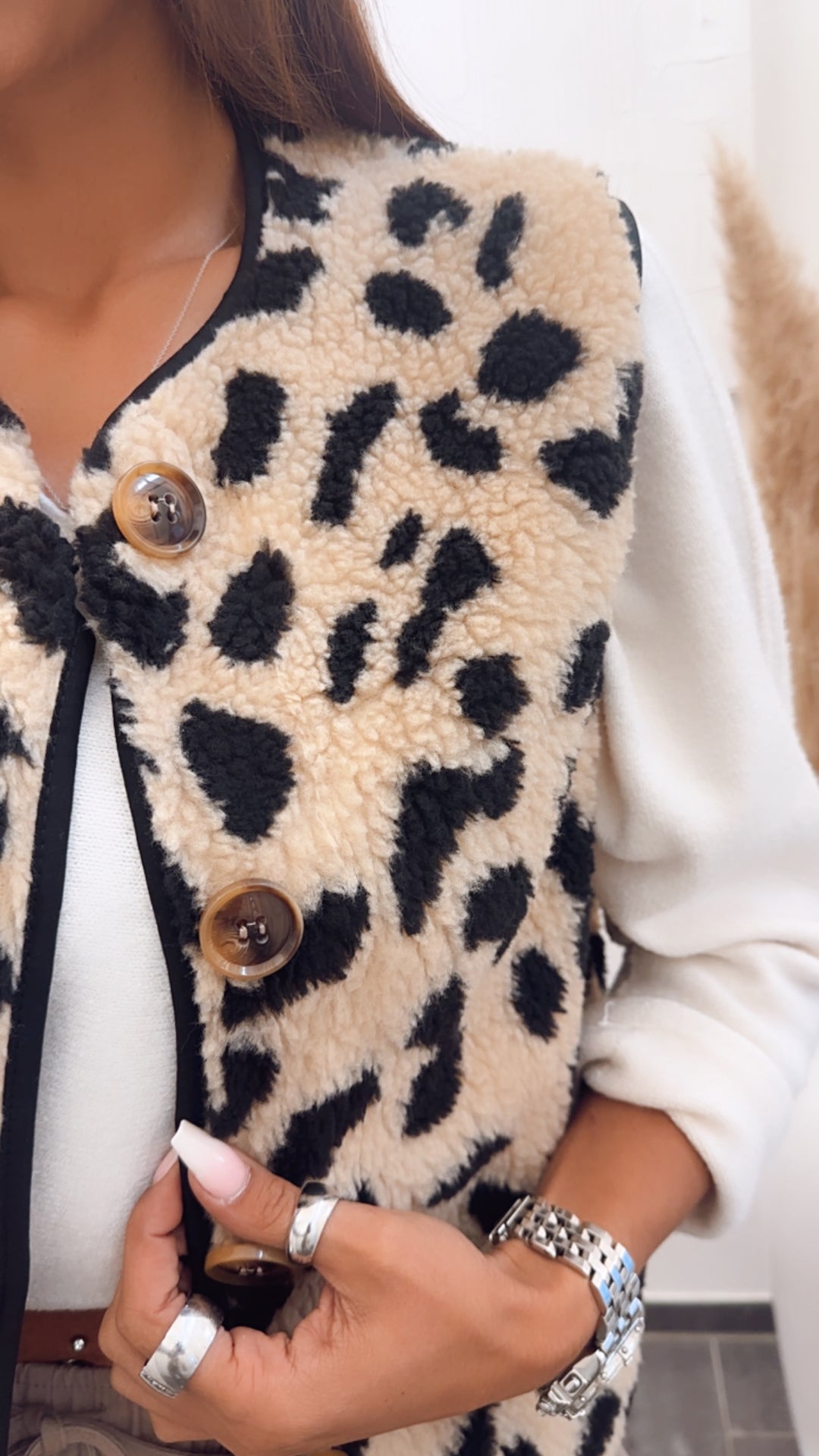 leichte Teddy Weste im Leo Look / camel - schwarz Art. 7545