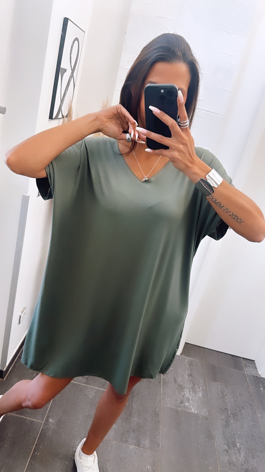 T-shirt Kleid mit V-Ausschnitt / khaki Art. 6284