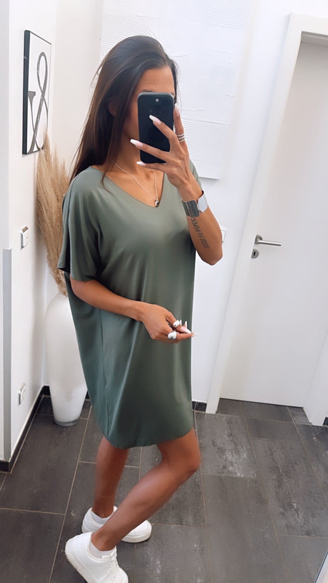 T-shirt Kleid mit V-Ausschnitt / khaki Art. 6284
