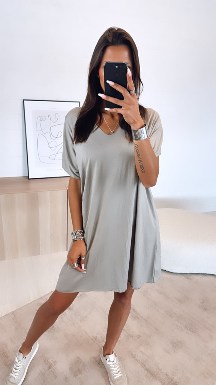 T-shirt Kleid mit V-Ausschnitt / schlamm Art. 6288