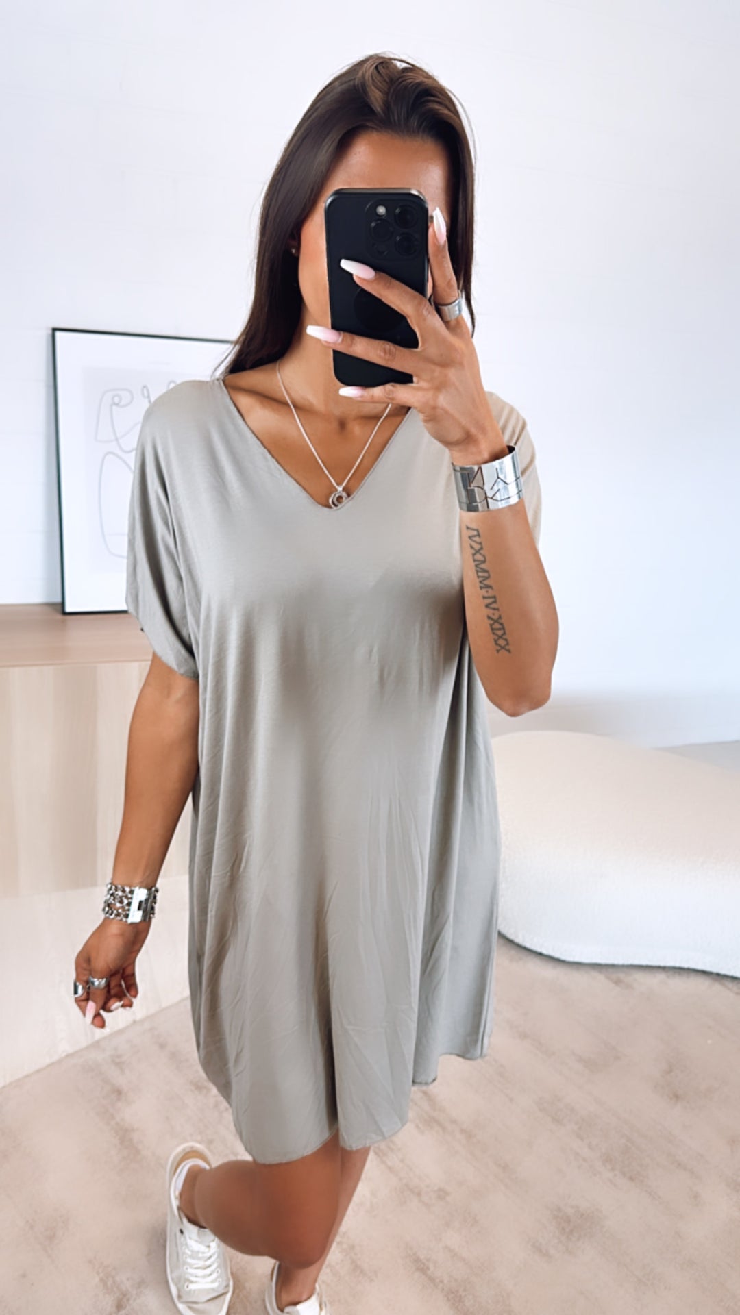 T-shirt Kleid mit V-Ausschnitt / schlamm Art. 6288