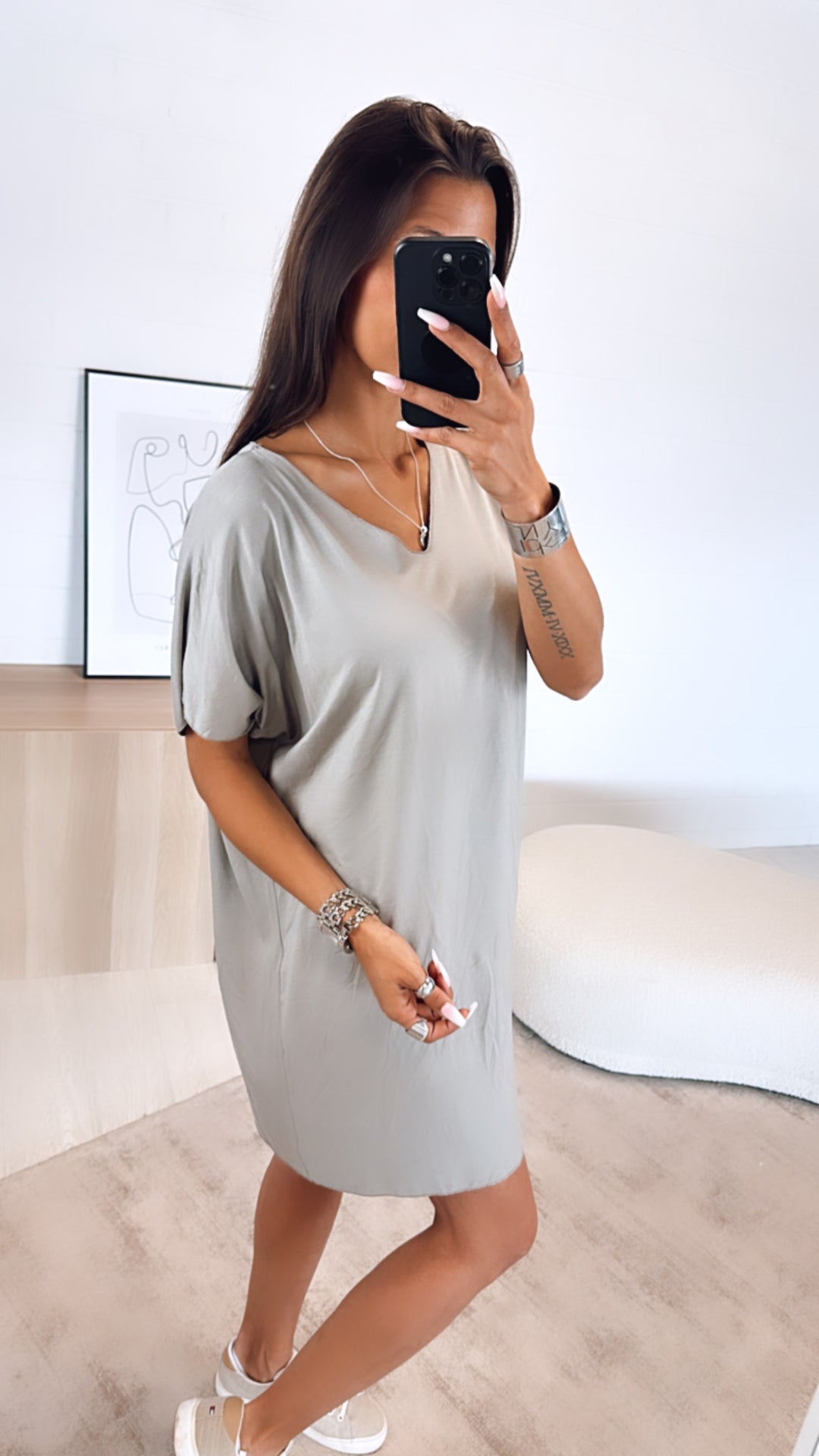 T-shirt Kleid mit V-Ausschnitt / schlamm Art. 6288