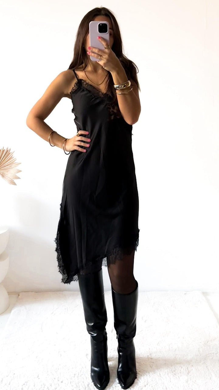 SATIN OPTIK Kleid im asymmetrischen Schnitt / schwarz Art. 13061