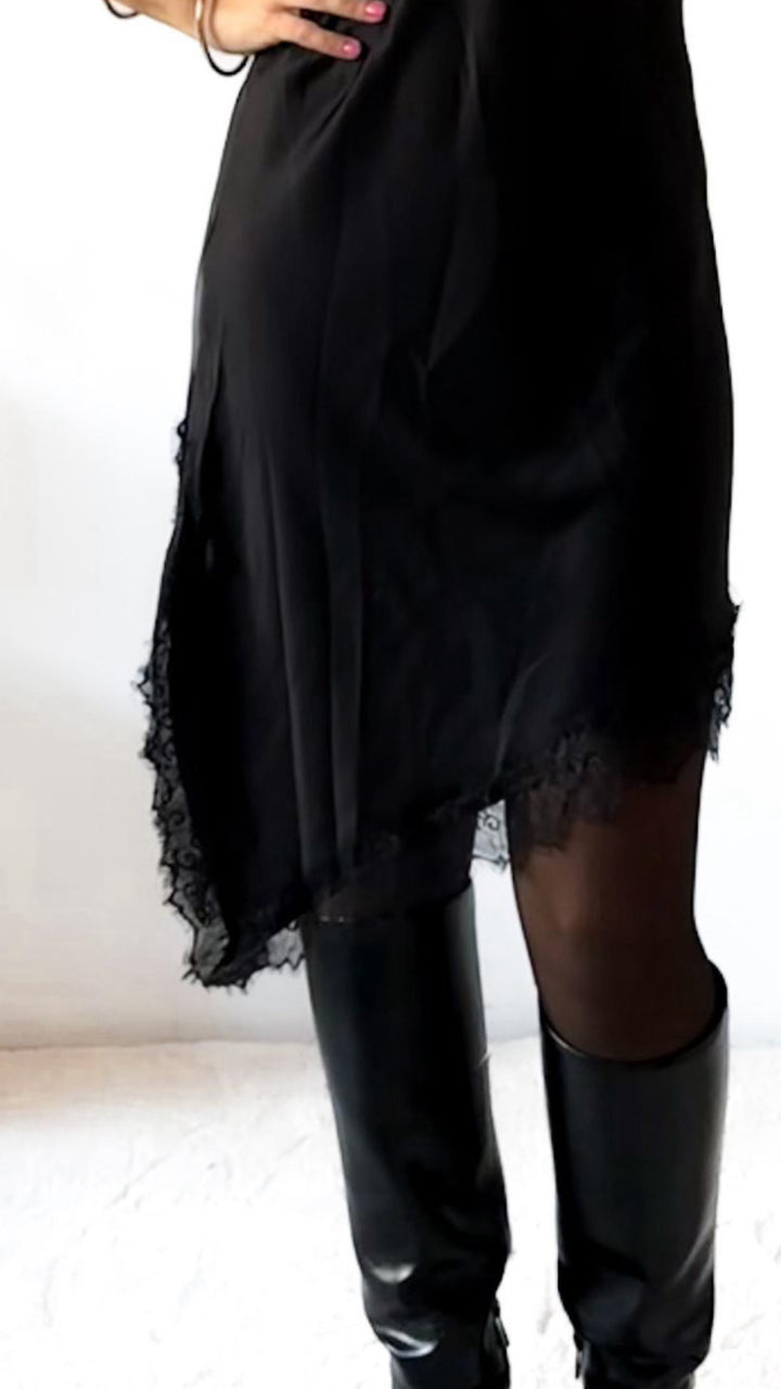 SATIN OPTIK Kleid im asymmetrischen Schnitt / schwarz Art. 13061