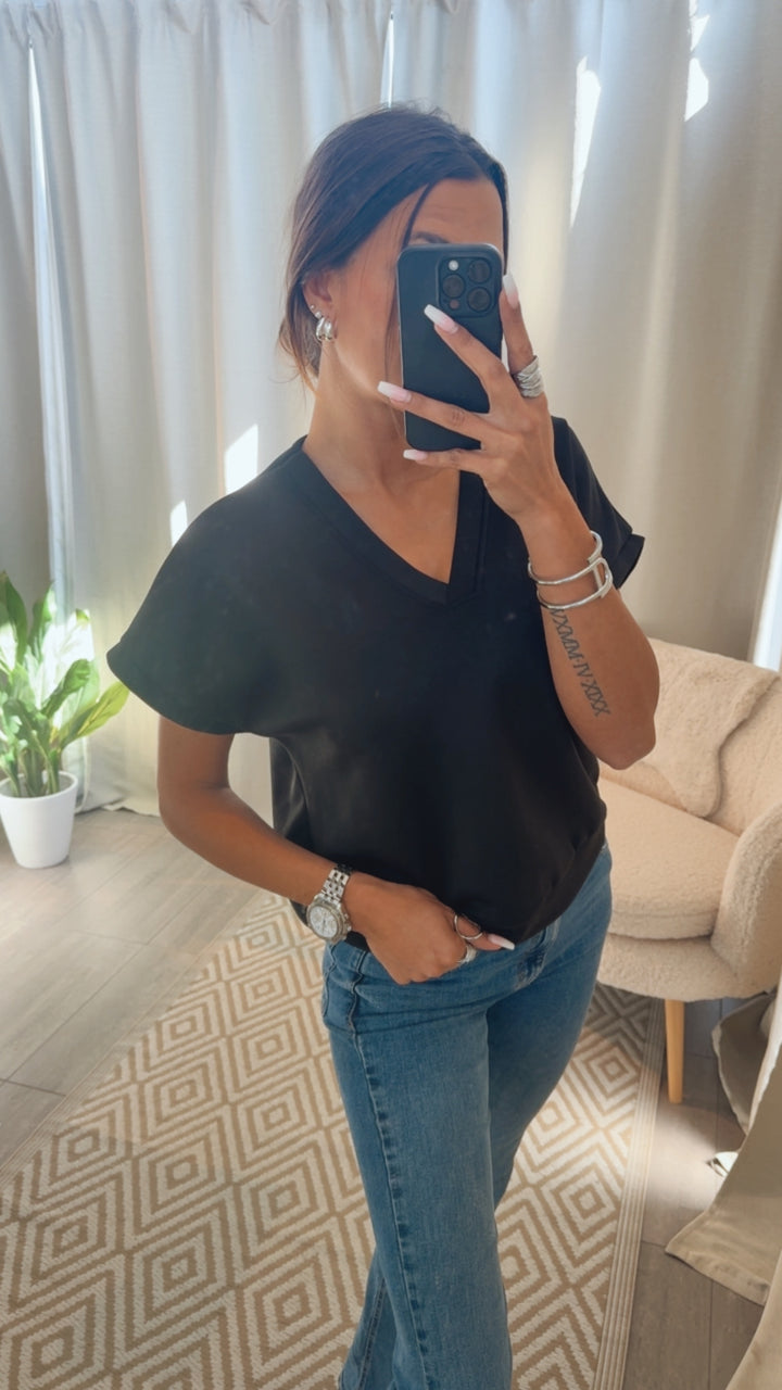 Softes Butter Stoff T-Shirt mit V-Ausschnitt / schwarz Art.14776